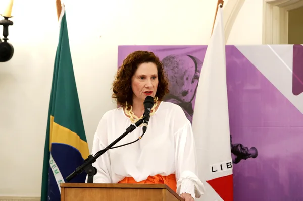 Governador assina decreto que regulamenta lei sobre dignidade menstrual
