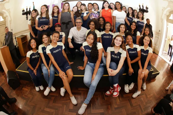 Governador assina decreto que regulamenta lei sobre dignidade menstrual