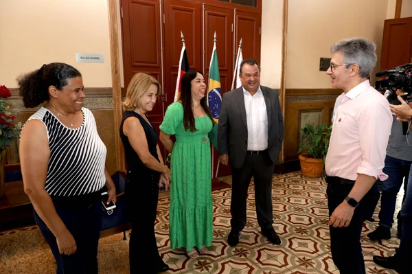 Governo de Minas apresenta Programa de Alimentação Escolar da rede estadual pública para delegação alemã