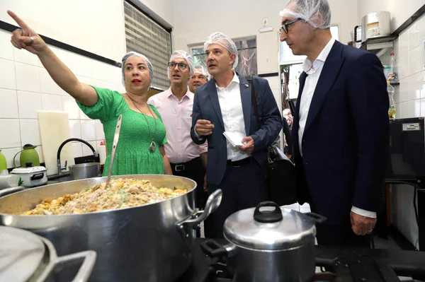 Governo de Minas apresenta Programa de Alimentação Escolar da rede estadual pública para delegação alemã