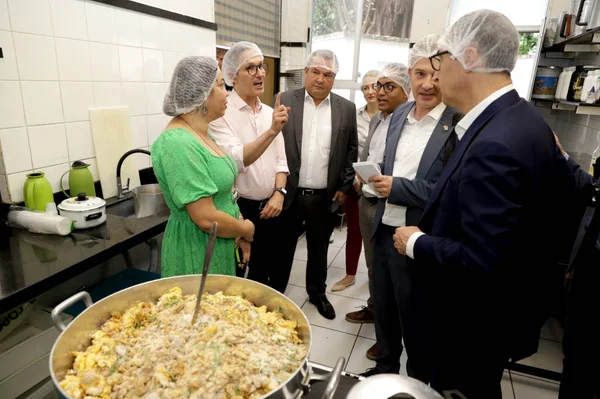 Governo de Minas apresenta Programa de Alimentação Escolar da rede estadual pública para delegação alemã