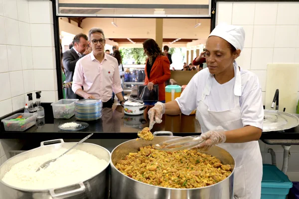 Governo de Minas apresenta Programa de Alimentação Escolar da rede estadual pública para delegação alemã