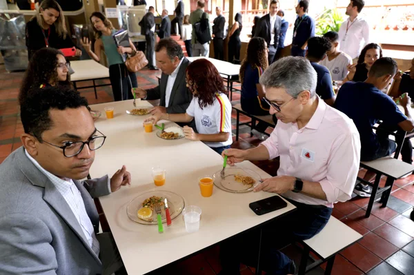 Governo de Minas apresenta Programa de Alimentação Escolar da rede estadual pública para delegação alemã