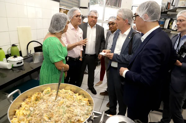 Governo de Minas apresenta Programa de Alimentação Escolar da rede estadual pública para delegação alemã