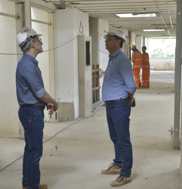 Governador vistoria obras do Hospital Regional em Teófilo Otoni