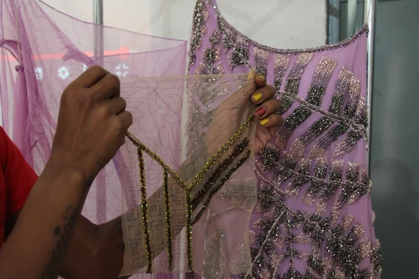 Presos e presas de unidade LGBTQIA+ recebem capacitação em bordado de vestidos