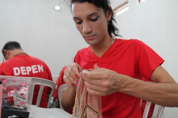 Presos e presas de unidade LGBTQIA+ recebem capacitação em bordado de vestidos