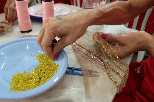 Presos e presas de unidade LGBTQIA+ recebem capacitação em bordado de vestidos