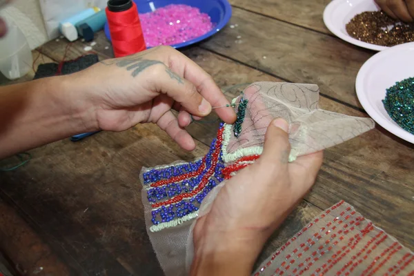 Presos e presas de unidade LGBTQIA+ recebem capacitação em bordado de vestidos