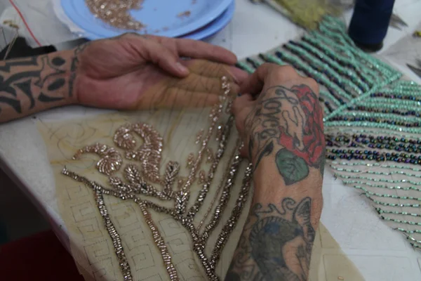 Presos e presas de unidade LGBTQIA+ recebem capacitação em bordado de vestidos