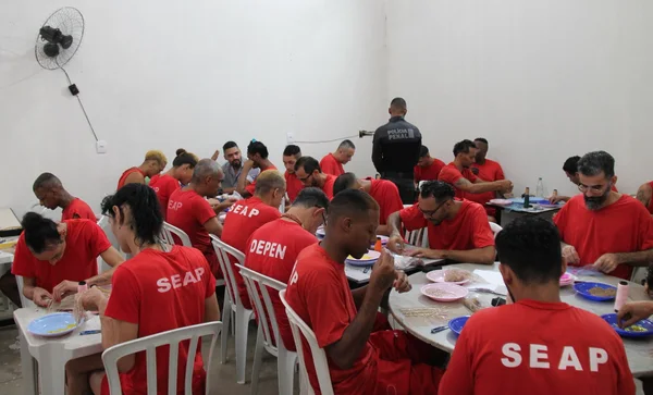 Presos e presas de unidade LGBTQIA+ recebem capacitação em bordado de vestidos