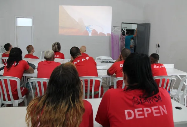 Presos e presas de unidade LGBTQIA+ recebem capacitação em bordado de vestidos