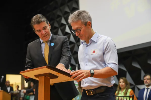 Governador participa de cerimônia que contempla municípios com melhores índices de vacinação