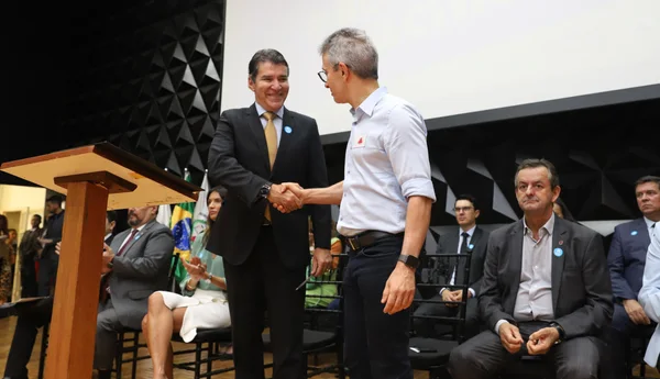 Governador participa de cerimônia que contempla municípios com melhores índices de vacinação