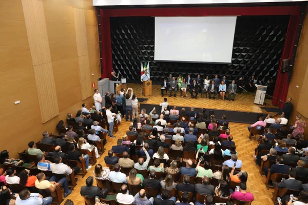 Governador participa de cerimônia que contempla municípios com melhores índices de vacinação