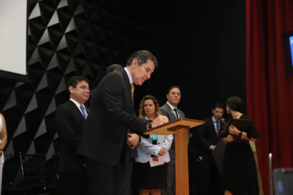 Governador participa de cerimônia que contempla municípios com melhores índices de vacinação