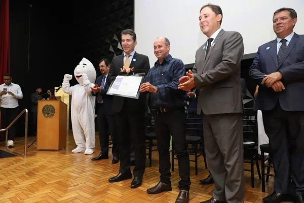 Governador participa de cerimônia que contempla municípios com melhores índices de vacinação