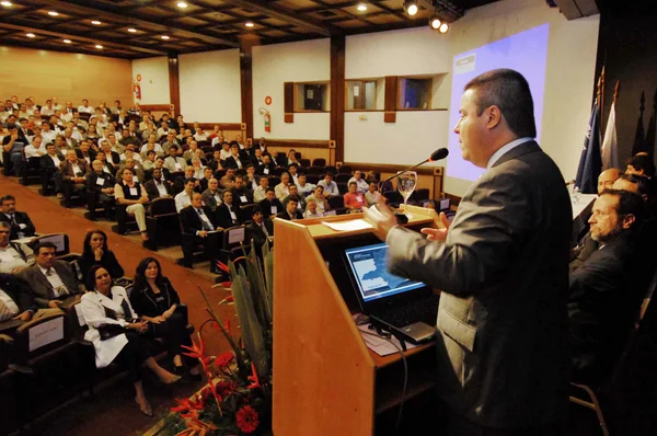 O evento inédito no Brasil reúne cerca de 250 profissionais