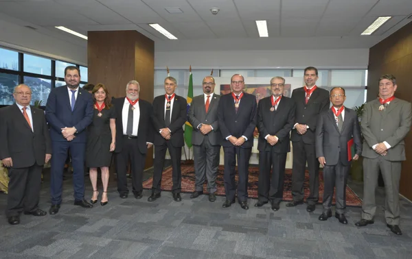  Governador em exercício entrega Medalhas da Inconfidência para desembargadores do TJMG