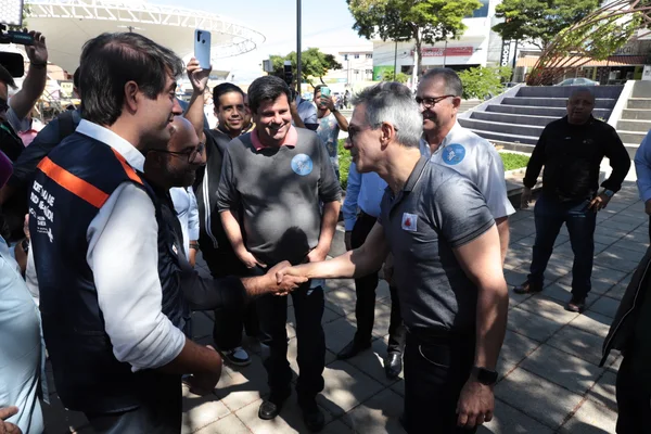 Governador recebe vacina contra gripe em Lagoa Santa, na RMBH