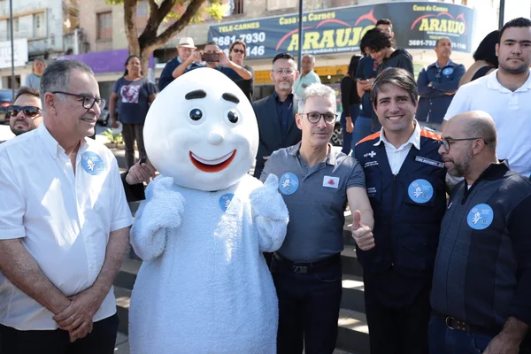 Governador recebe vacina contra gripe em Lagoa Santa, na RMBH