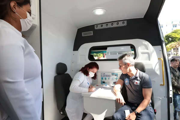 Governador recebe vacina contra gripe em Lagoa Santa, na RMBH