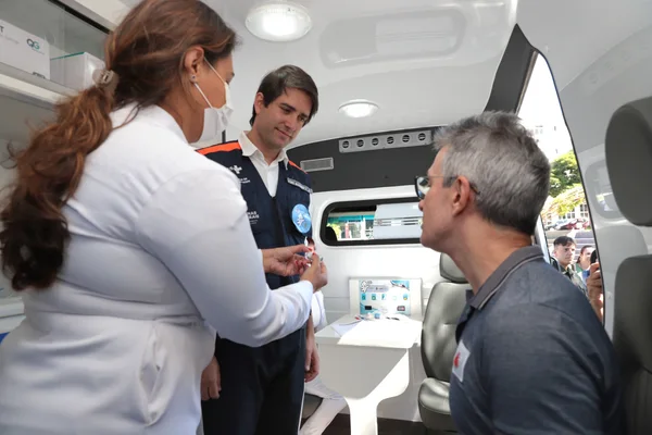 Governador recebe vacina contra gripe em Lagoa Santa, na RMBH