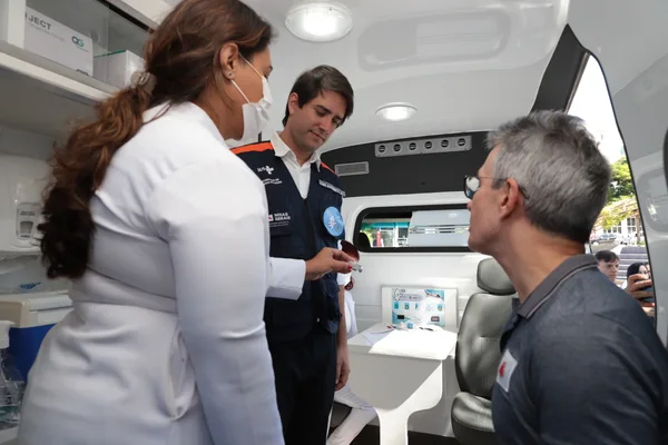 Governador recebe vacina contra gripe em Lagoa Santa, na RMBH