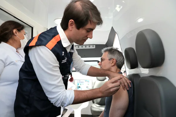 Governador recebe vacina contra gripe em Lagoa Santa, na RMBH