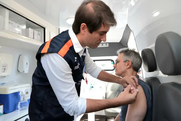 Governador recebe vacina contra gripe em Lagoa Santa, na RMBH