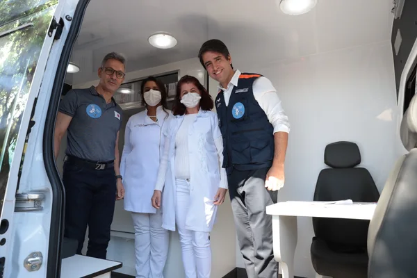 Governador recebe vacina contra gripe em Lagoa Santa, na RMBH