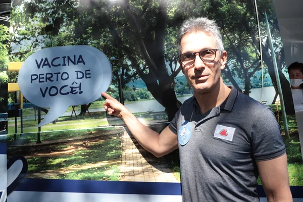 Governador recebe vacina contra gripe em Lagoa Santa, na RMBH