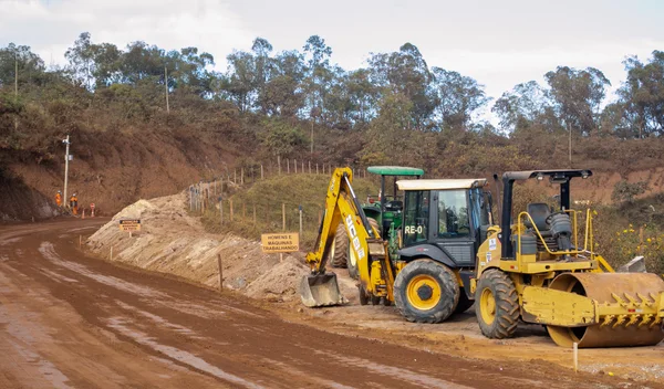 Governador vistoria obras na MG-437, entre Nova Lima e Sabará
