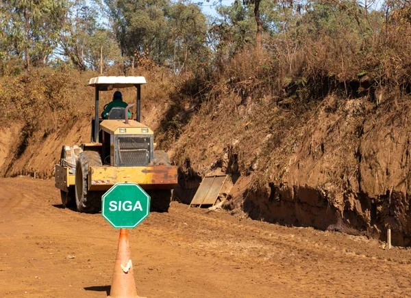 Governador vistoria obras na MG-437, entre Nova Lima e Sabará