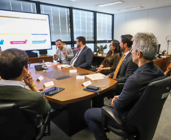Governador acompanha apresentação de projetos estratégicos na Secretaria de Desenvolvimento Econômico