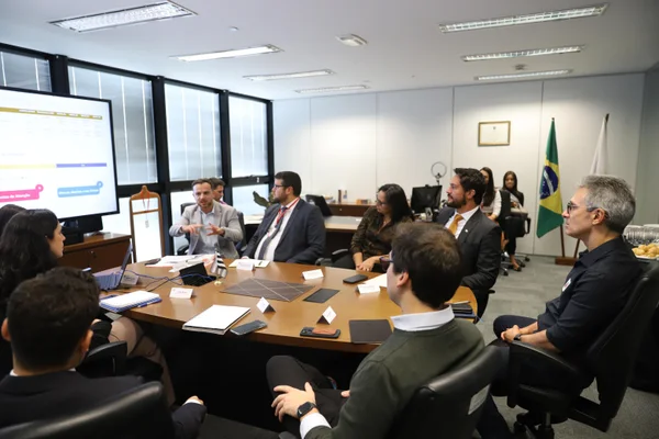 Governador acompanha apresentação de projetos estratégicos na Secretaria de Desenvolvimento Econômico
