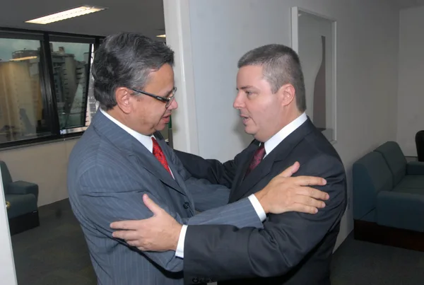Anastasia cumprimenta Joaquim Herculano Rodrigues