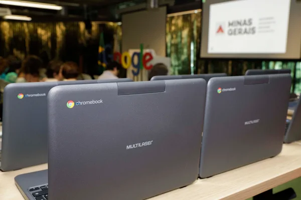 Governo de Minas distribui 65 mil Chromebooks para professores do ensino médio da rede estadual