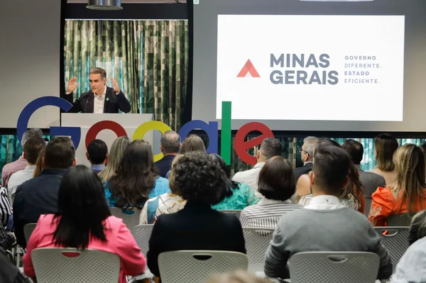 Governo de Minas distribui 65 mil Chromebooks para professores do ensino médio da rede estadual