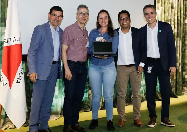 Governo de Minas distribui 65 mil Chromebooks para professores do ensino médio da rede estadual