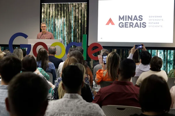 Governo de Minas distribui 65 mil Chromebooks para professores do ensino médio da rede estadual