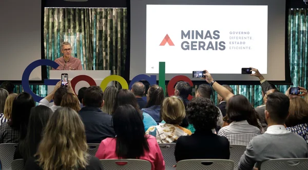 Governo de Minas distribui 65 mil Chromebooks para professores do ensino médio da rede estadual