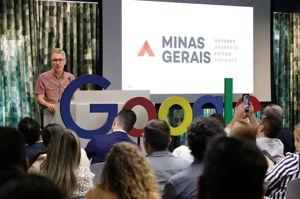 Governo de Minas distribui 65 mil Chromebooks para professores do ensino médio da rede estadual