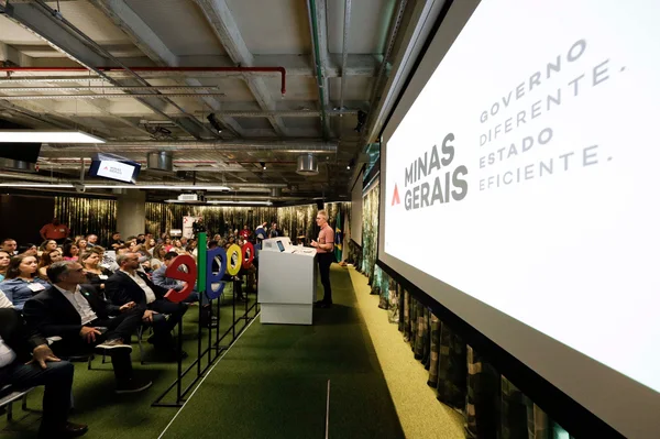 Governo de Minas distribui 65 mil Chromebooks para professores do ensino médio da rede estadual