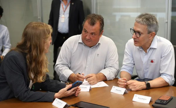 Governador se reúne com servidores da Seapa e acompanha apresentação de projetos da pasta