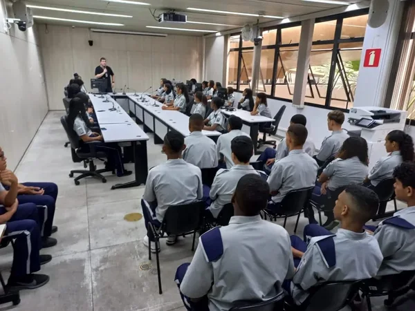 Escolas cívico-militares da rede estadual de Minas Gerais serão mantidas em gestão compartilhada com o Corpo de Bombeiros
