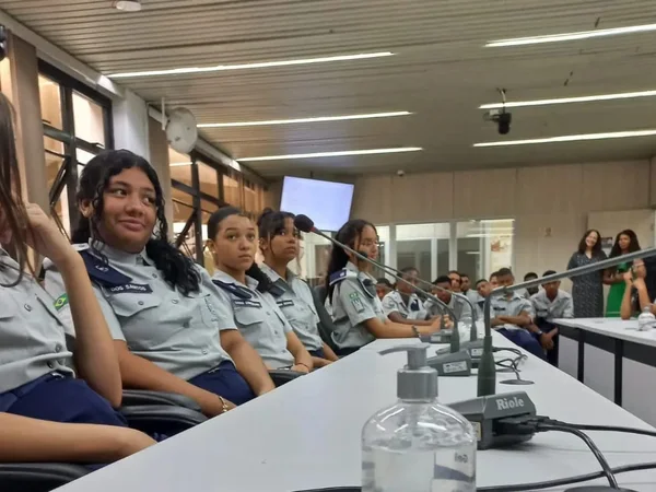 Escolas cívico-militares da rede estadual de Minas Gerais serão mantidas em gestão compartilhada com o Corpo de Bombeiros