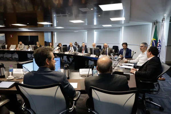 Mudanças tributárias são tratadas em reunião do governador de Minas com indústria farmacêutica