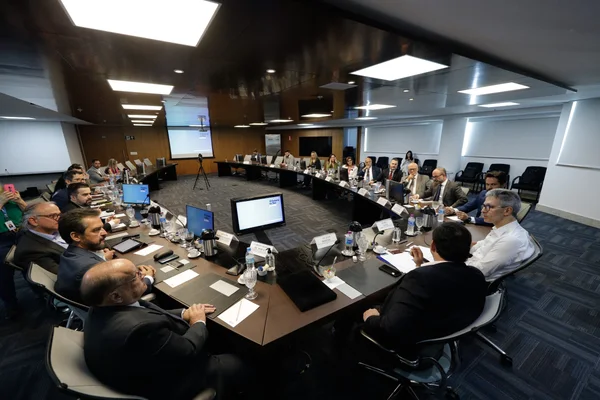 Mudanças tributárias são tratadas em reunião do governador de Minas com indústria farmacêutica