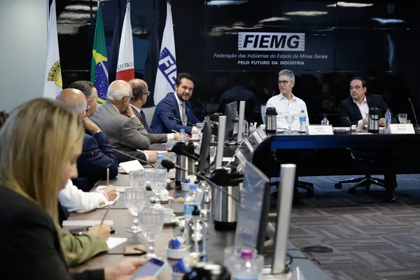 Mudanças tributárias são tratadas em reunião do governador de Minas com indústria farmacêutica